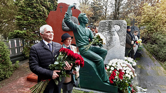 На Новодевичьем кладбище открыли памятник Юрию Григоровичу - НОВАТ